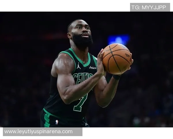 杰伦布朗表现平平18投9中贡献26分8篮板4助攻2抢断罚球命中率尚可